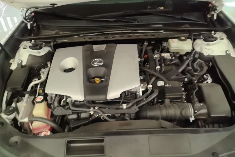 Used Lexus ES 2018 300h Premium Edition China V Standard Engine Bay
