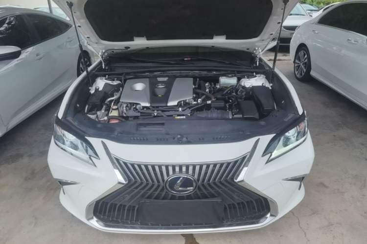Used Lexus ES 2018 300h Premier Edition China V Standard Engine Bay