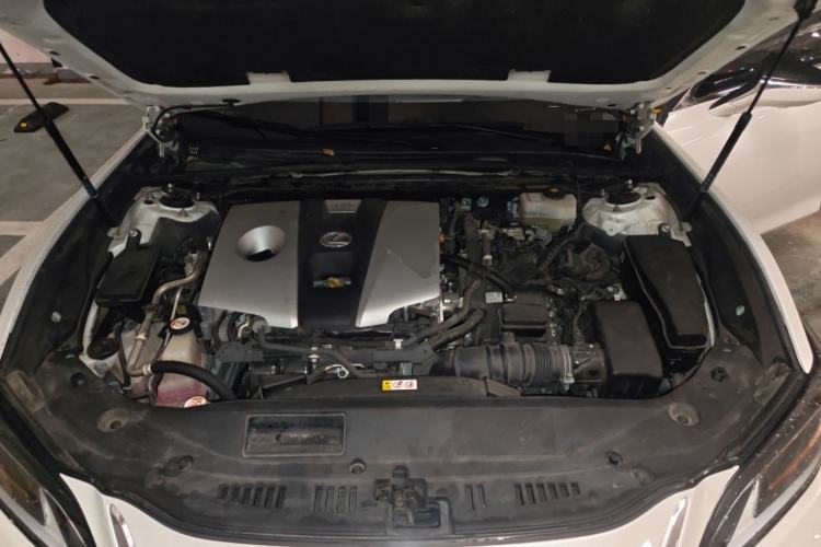 Used Lexus ES 2018 300h Premium Edition China V Standard Engine Bay