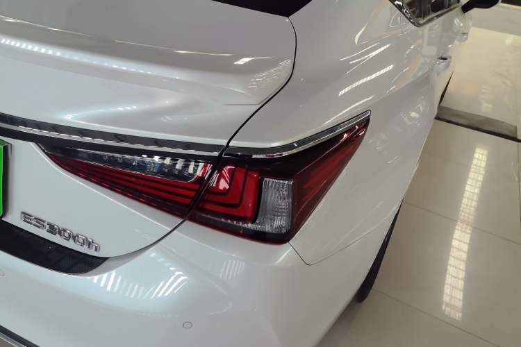 Used Lexus ES 2018 300h Premium Edition China V Standard Exterior 2