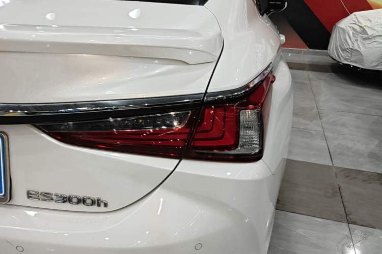 Used Lexus ES 2018 300h Premier Edition China V Standard Exterior 3