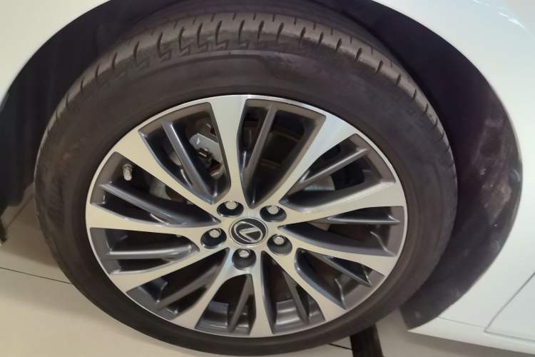 Used Lexus ES 2018 300h Premium Edition China V Standard Exterior 3