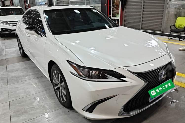 Used Lexus ES 2018 300h Premier Edition China V Standard Front Right 45 Deg