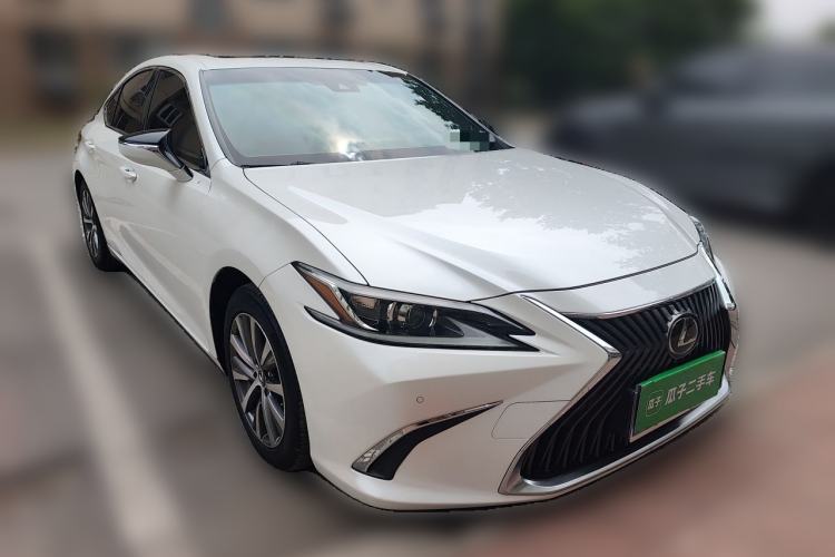 Used Lexus ES 2018 260 Excellence Edition China V Standard Front Right 45 Deg