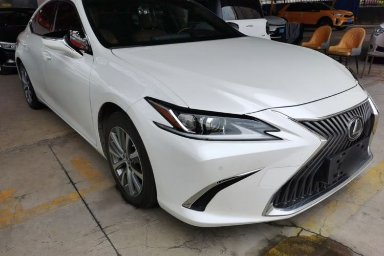 Used Lexus ES 2018 200 Excellence Edition China V Standard Front Right 45 Deg