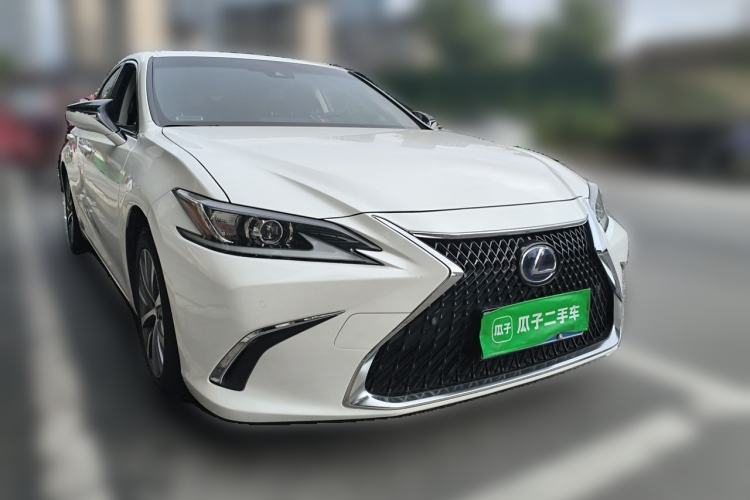 Used Lexus ES 2018 300h Premier Edition China V Standard Front Right 45 Deg