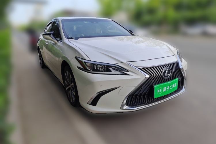 Used Lexus ES 2018 260 Excellence Edition China V Standard Front Right 45 Deg