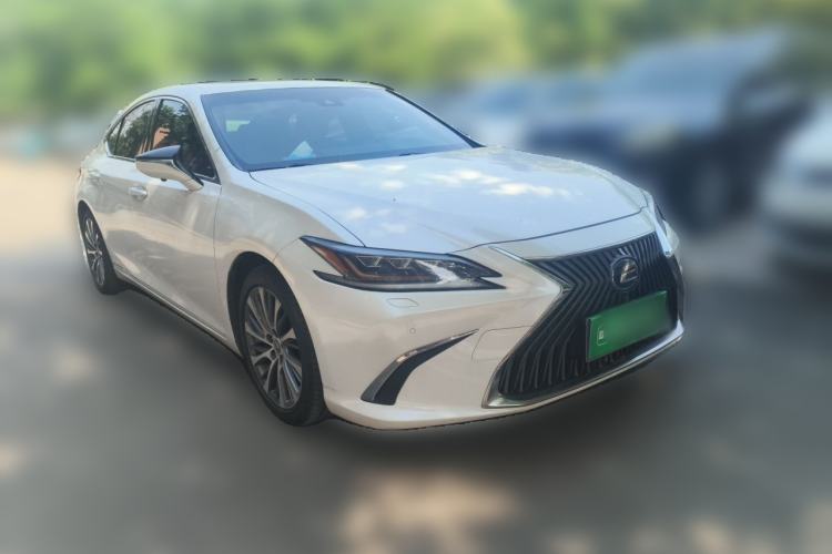 Used Lexus ES 2018 300h Premium Edition China V Standard Front Right 45 Deg