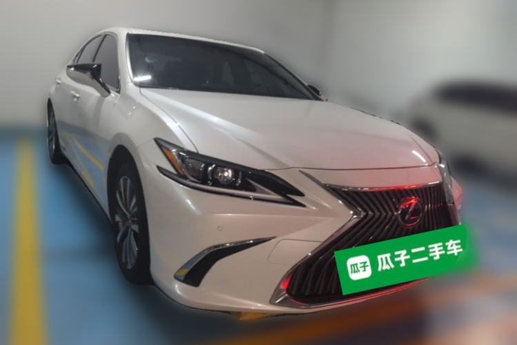 Used Lexus ES 2018 300h Premier Edition China V Standard Front Right 45 Deg