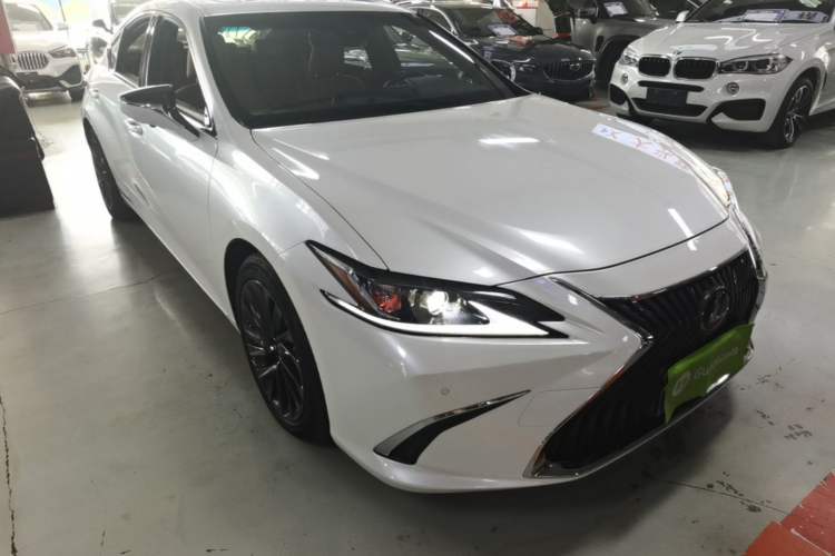 Used Lexus ES 2018 300h Premier Edition China V Standard Front Right 45 Deg