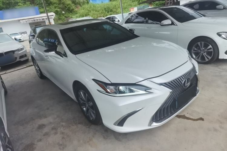 Used Lexus ES 2018 300h Premier Edition China V Standard Front Right 45 Deg