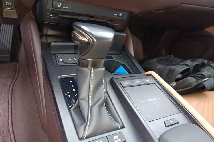Used Lexus ES 2018 300h Premier Edition China VI Standard Gear Lever