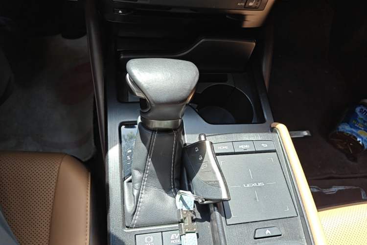 Used Lexus ES 2018 300h Premier Edition China VI Standard Gear Lever