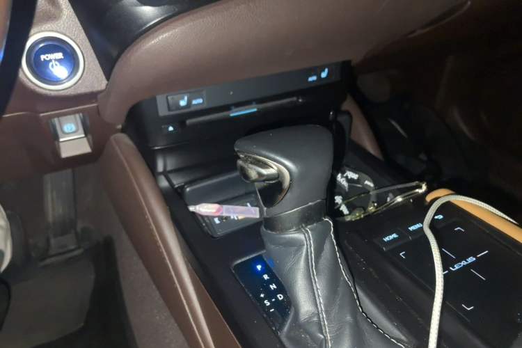 Used Lexus ES 2018 300h Premier Edition China V Standard Gear Lever