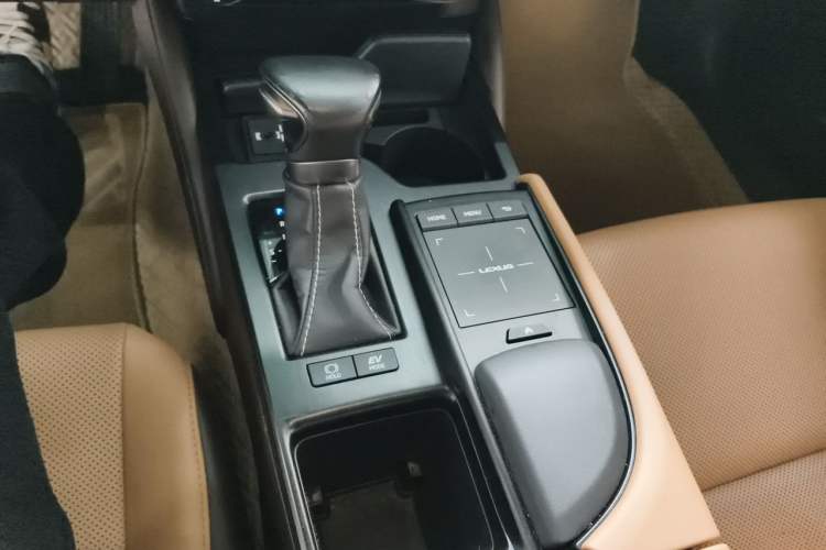 Used Lexus ES 2018 300h Premier Edition China VI Standard Gear Lever