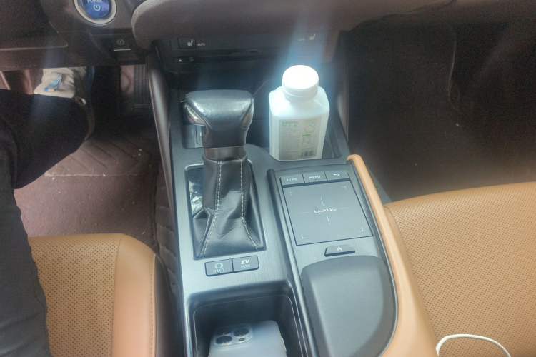 Used Lexus ES 2018 300h Premier Edition China VI Standard Gear Lever