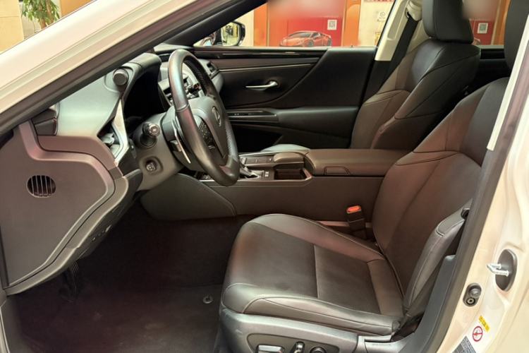 Used Lexus ES 2018 300h Premier Edition China VI Standard Interior 1
