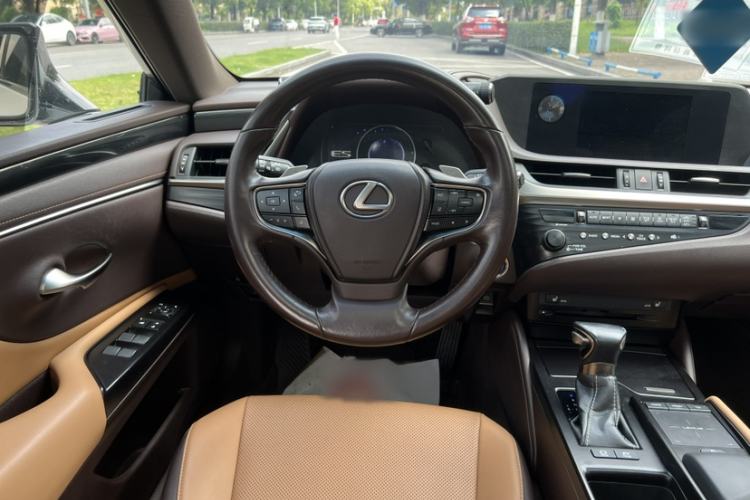 Used Lexus ES 2018 300h Premier Edition China VI Standard Interior 2