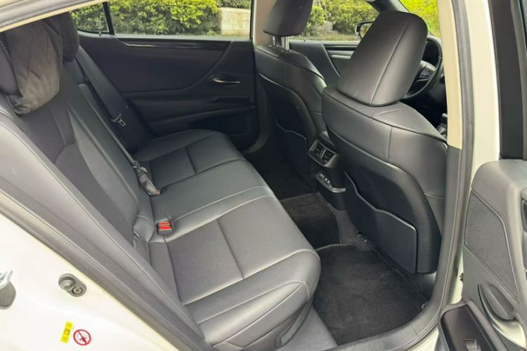 Used Lexus ES 2018 300h Premier Edition China VI Standard Interior 2