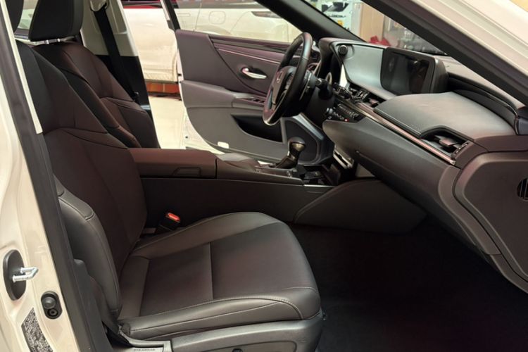 Used Lexus ES 2018 300h Premier Edition China VI Standard Interior 2