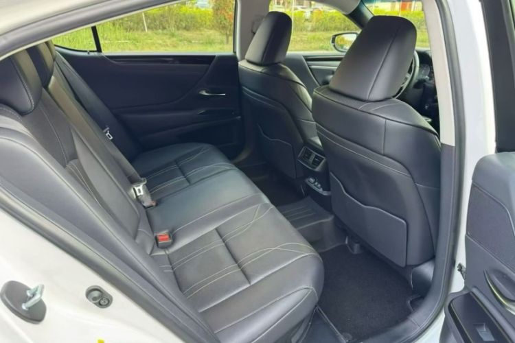 Used Lexus ES 2018 300h Premium Edition China V Standard Interior 2