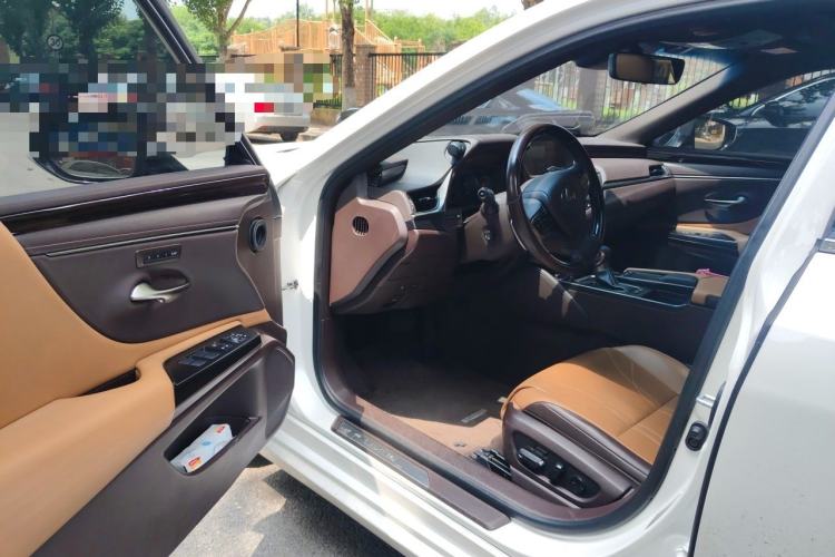 Used Lexus ES 2018 300h Premium Edition China V Standard Interior 3