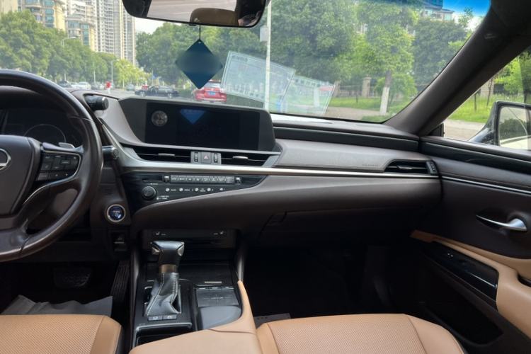 Used Lexus ES 2018 300h Premier Edition China VI Standard Interior 3