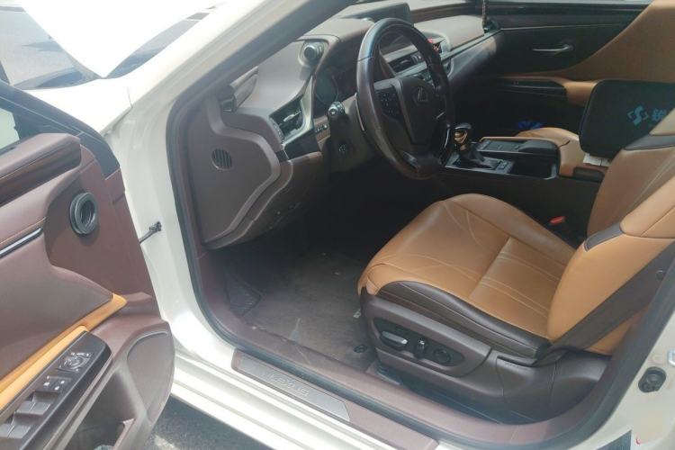 Used Lexus ES 2018 300h Premium Edition China V Standard Interior 3