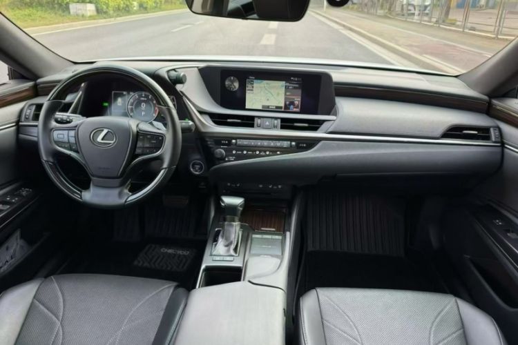 Used Lexus ES 2018 300h Premium Edition China V Standard Interior 3