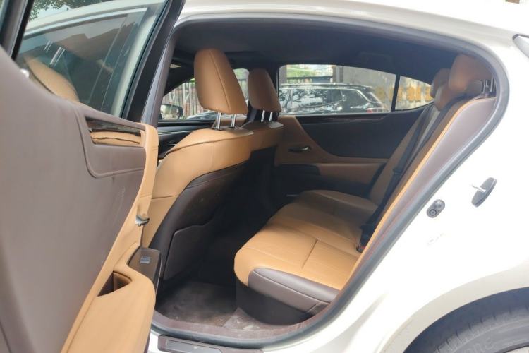 Used Lexus ES 2018 300h Premium Edition China V Standard Interior 4