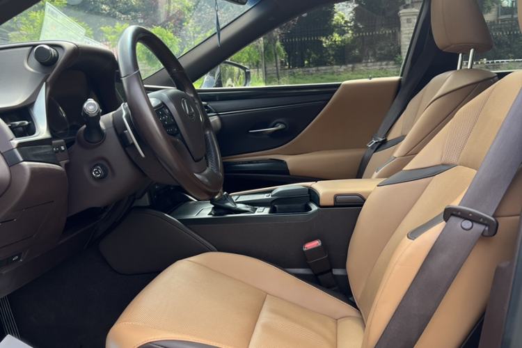 Used Lexus ES 2018 300h Premier Edition China VI Standard Interior 4