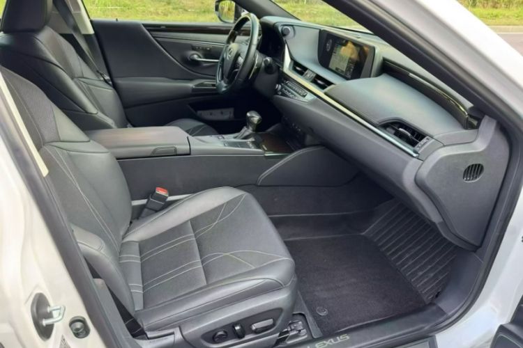 Used Lexus ES 2018 300h Premium Edition China V Standard Interior 4