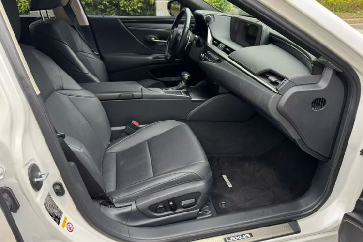Used Lexus ES 2018 300h Premier Edition China VI Standard Interior 5