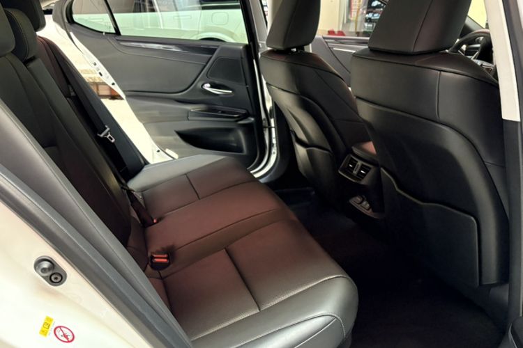 Used Lexus ES 2018 300h Premier Edition China VI Standard Interior 5