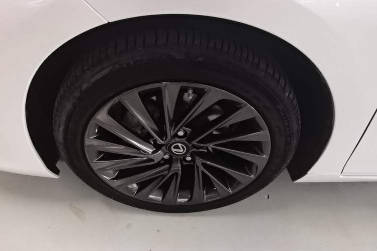 Used Lexus ES 2018 300h Premier Edition China V Standard Left Front Wheel Hub