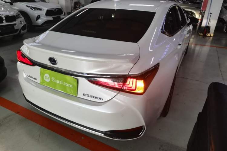 Used Lexus ES 2018 300h Premier Edition China V Standard Rear Right 45 Deg
