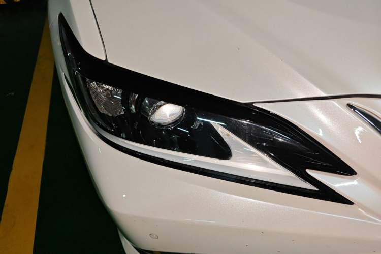 Used Lexus ES 2018 200 Excellence Edition China VI Standard Right Front Headlight