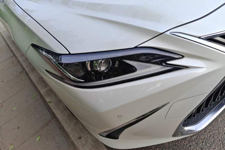 Used Lexus ES 2018 260 Excellence Edition China V Standard Right Front Headlight