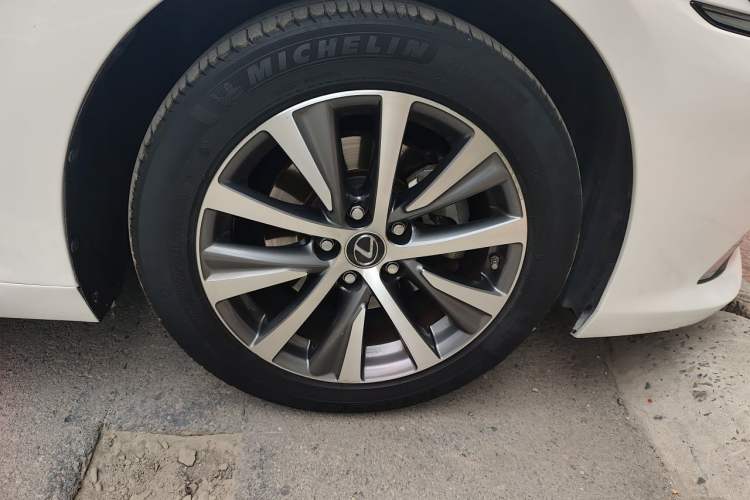 Used Lexus ES 2018 260 Excellence Edition China V Standard Right Front Wheel Hub