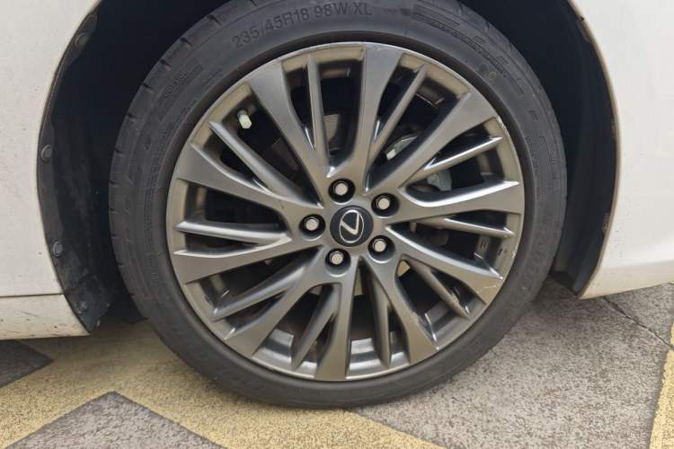 Used Lexus ES 2018 260 F SPORT China V Standard Right Front Wheel Hub