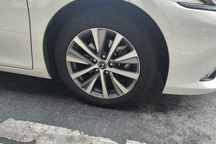 Used Lexus ES 2018 300h Premier Edition China V Standard Right Front Wheel Hub