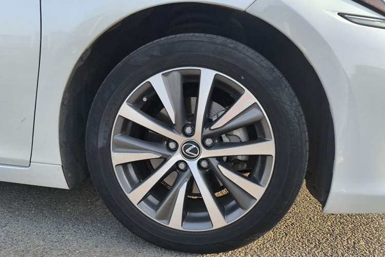 Used Lexus ES 2018 300h Premier Edition China VI Standard Right Front Wheel Hub