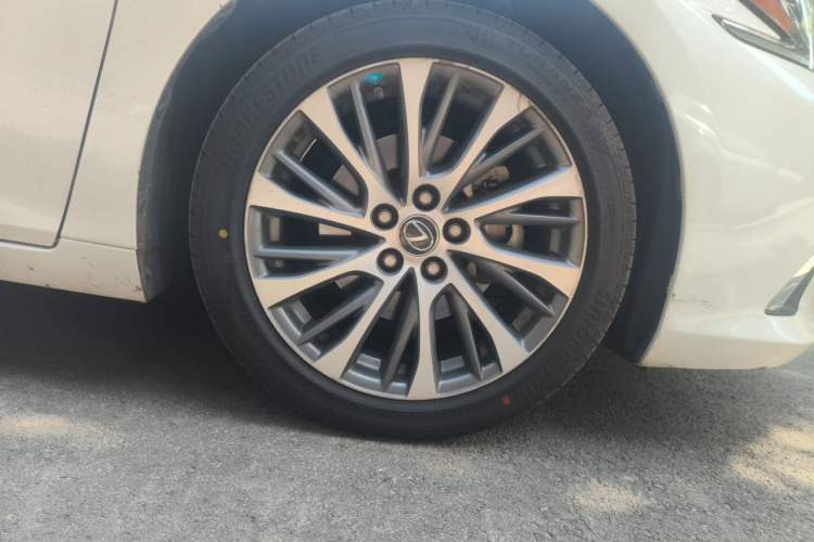 Used Lexus ES 2018 300h Premium Edition China V Standard Right Front Wheel Hub