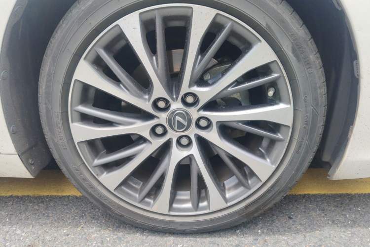 Used Lexus ES 2018 300h Premium Edition China V Standard Right Front Wheel Hub