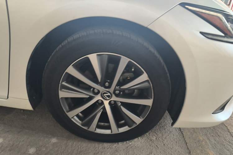 Used Lexus ES 2018 200 Excellence Edition China V Standard Right Front Wheel Hub