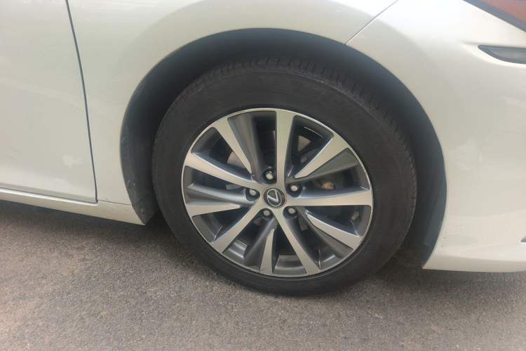 Used Lexus ES 2018 300h Premier Edition China VI Standard Right Front Wheel Hub