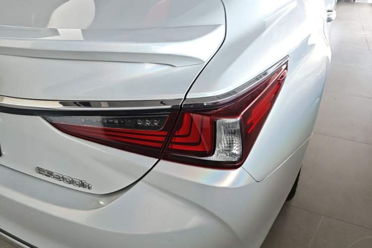 Used Lexus ES 2018 300h Premier Edition China VI Standard Right Rear Taillight
