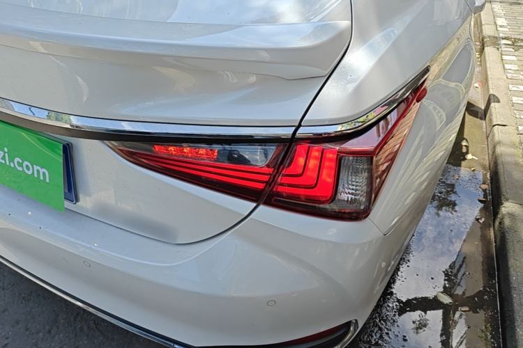 Used Lexus ES 2018 300h Premier Edition China VI Standard Right Rear Taillight