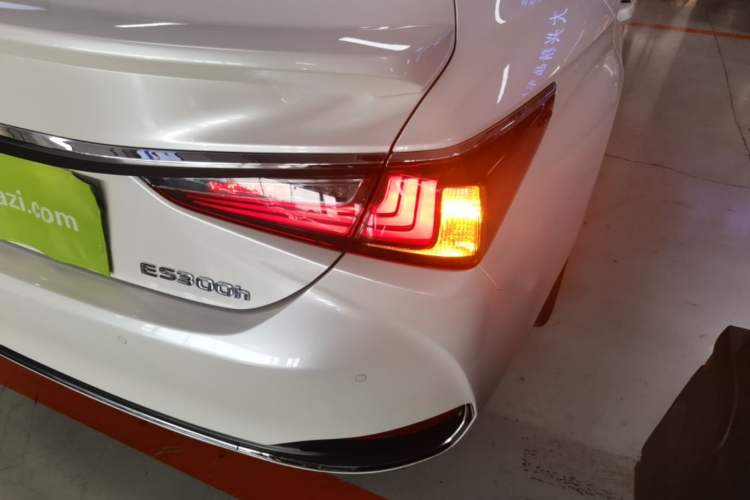 Used Lexus ES 2018 300h Premier Edition China V Standard Right Rear Taillight
