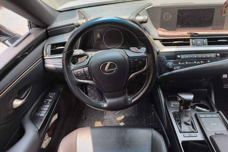 Used Lexus ES 2018 200 Excellence Edition China VI Standard Steering Wheel